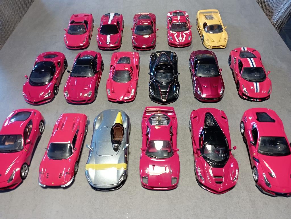 Lot 17 Ferrari miniatures 1/24 – Burago & Rastar, Hobby & Loisirs créatifs, Voitures miniatures | 1:24, Enlèvement ou Envoi, Comme neuf