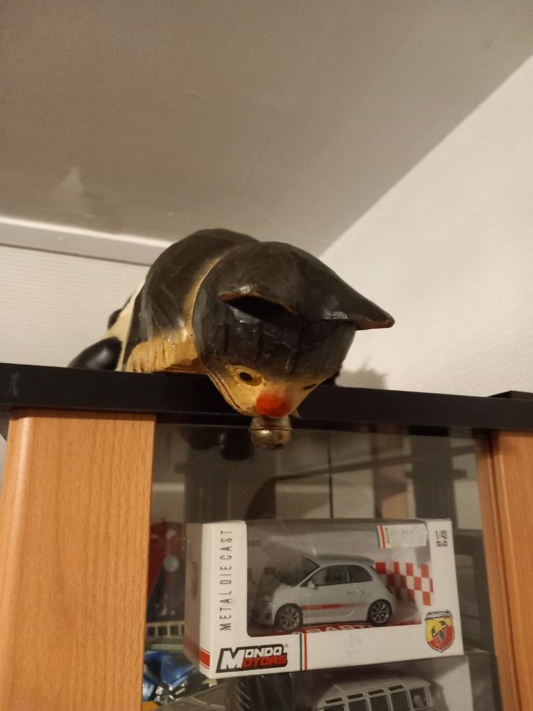 Kat in hout om bovenaan op de kast te zetten, Ophalen, Zo goed als nieuw