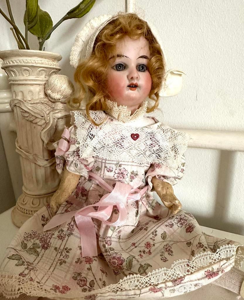 Poupée ancienne à tête de porcelaine, hauteur: 30 cm