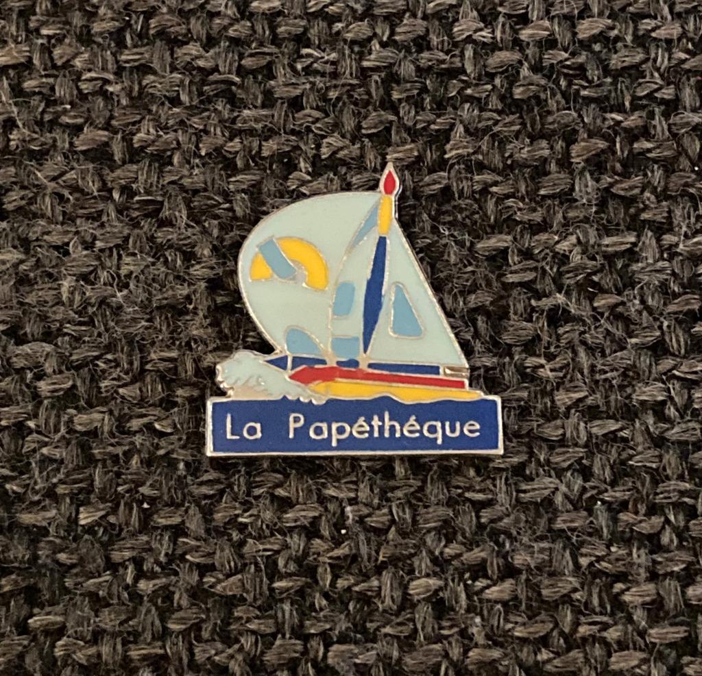 PIN - LA PAPÉTHÈQUE - PAPÉTERIE - LOISIRS CRÉATIFS, Collections, Envoi, Utilisé, Autres sujets/thèmes, Insigne ou Pin's