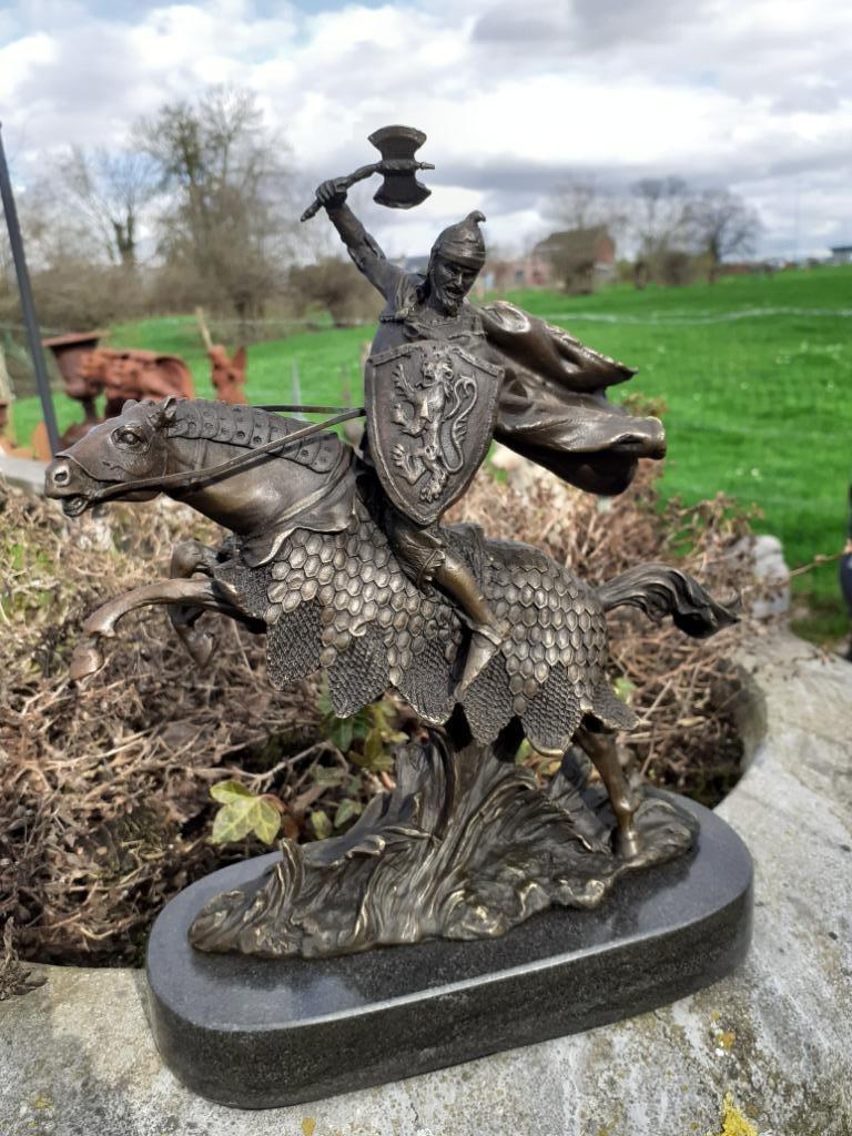 Schitterend bronzen beeld gesigneerd (de ridder valt aan), Ophalen of Verzenden, Brons