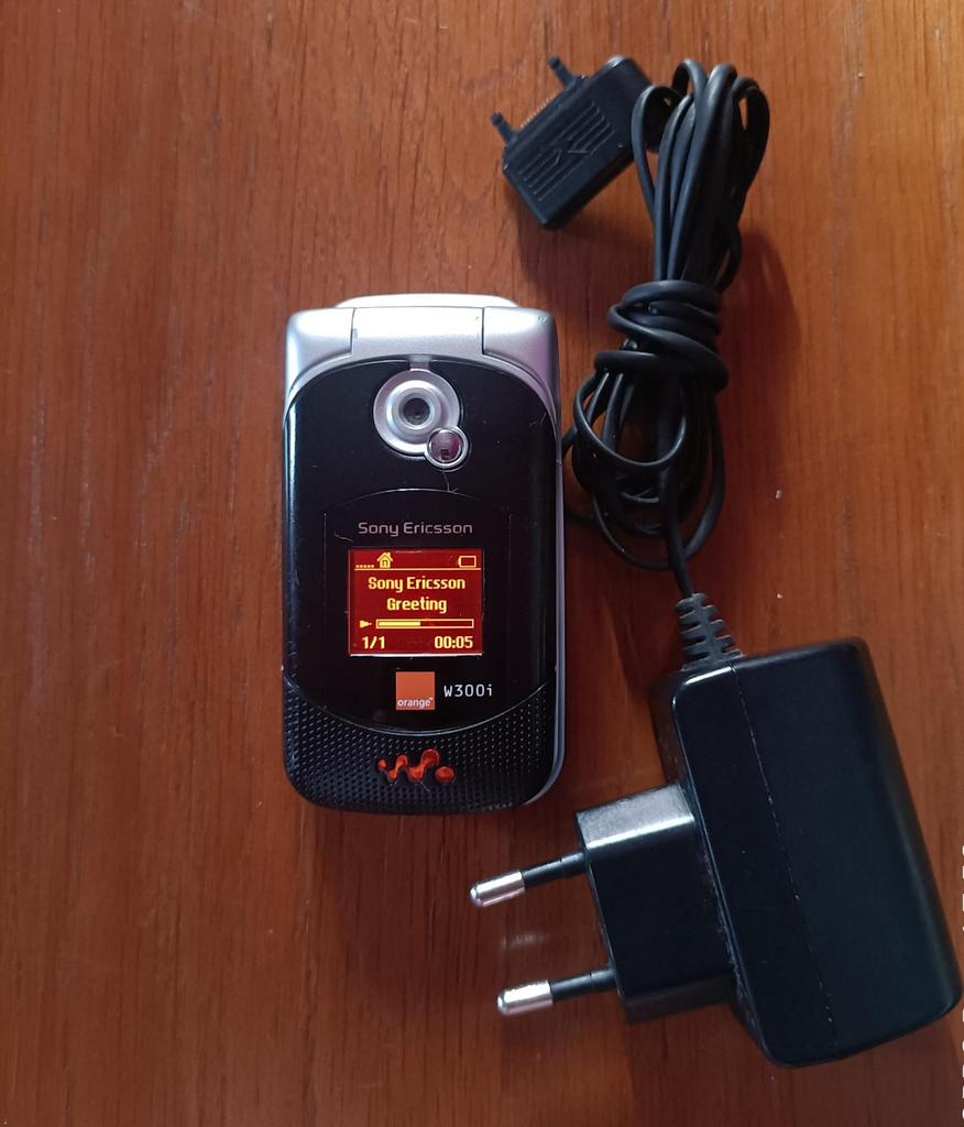 Sony Ericsson W300 i avec chargeur, Enlèvement, Comme neuf, Sony Ericsson
