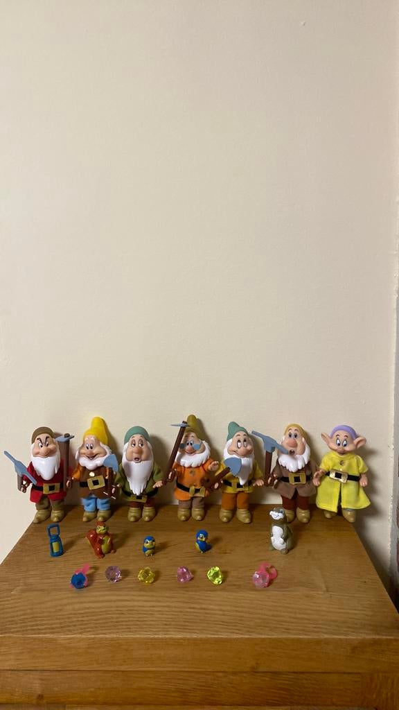 Les 7 nains de blanche neige et ses accessoires excellent