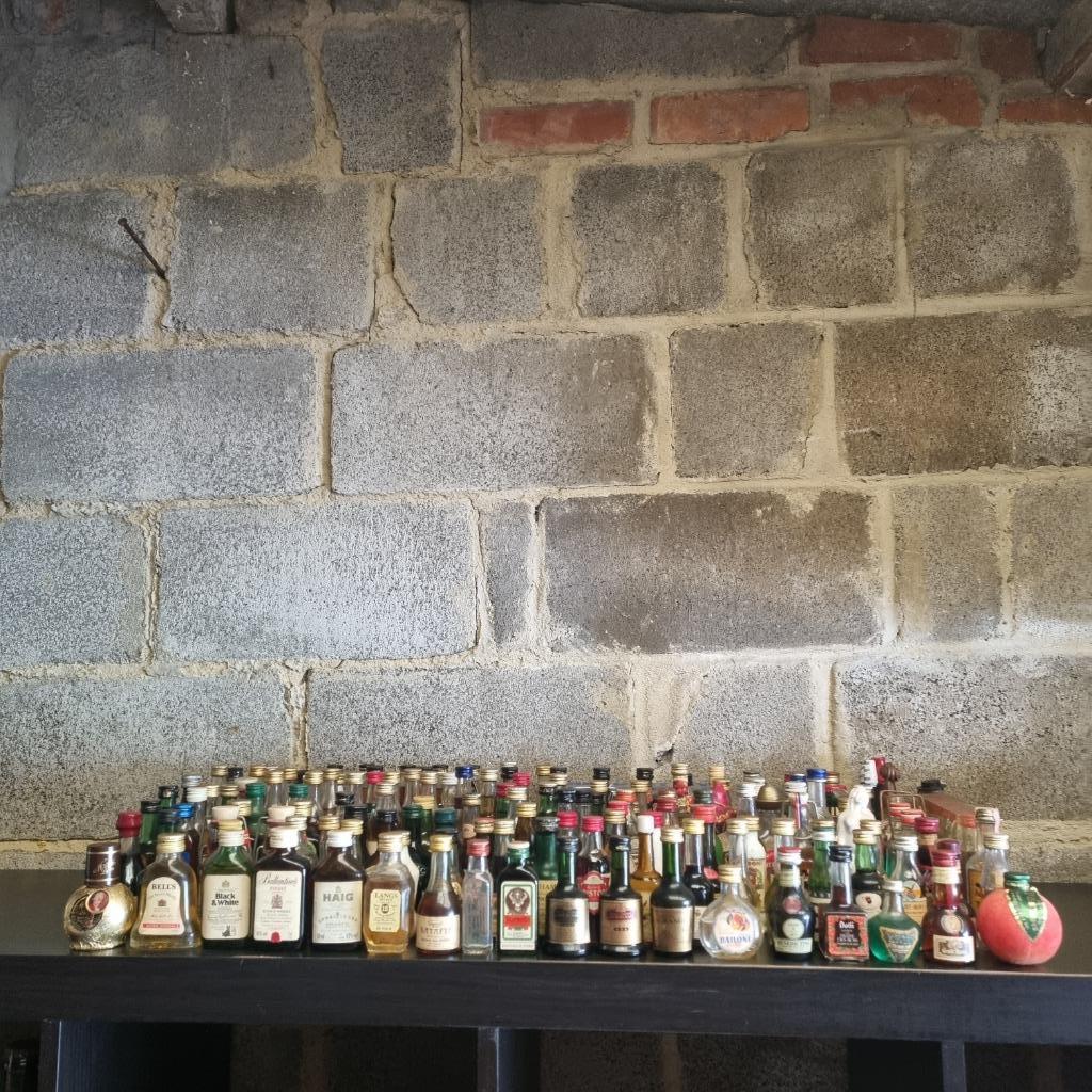 Collection de mignonettes d'alcool, Enlèvement