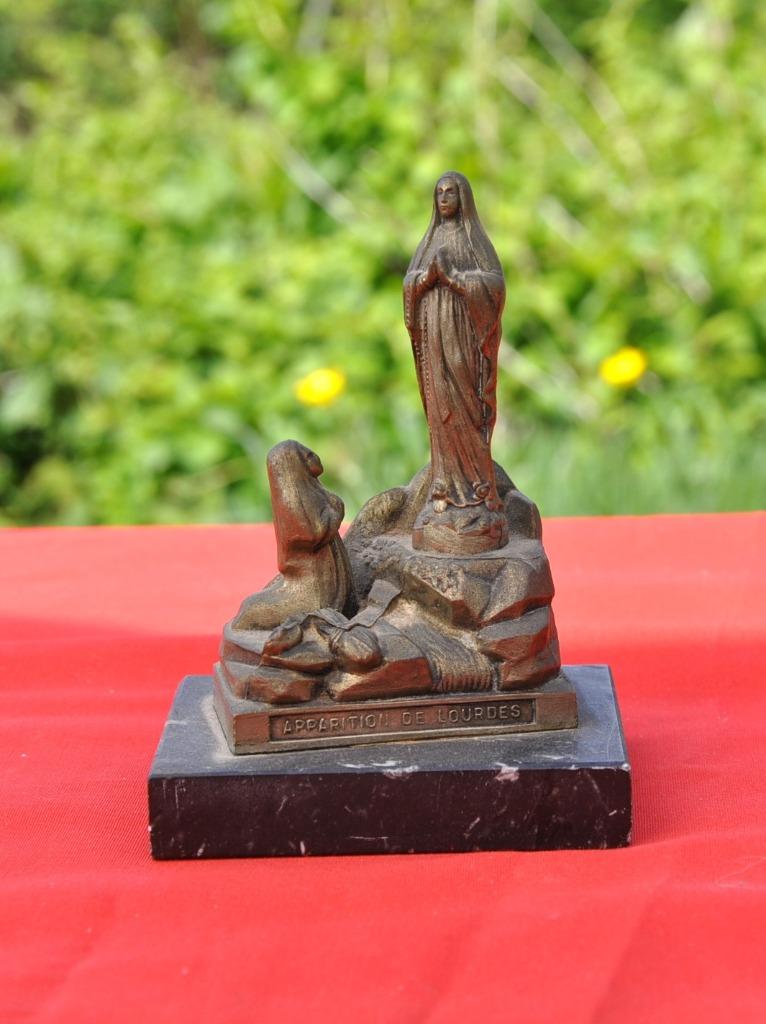 vierge de lourdes en regule sur marbre signé seral lourdes, Antiquités & Art, Enlèvement ou Envoi