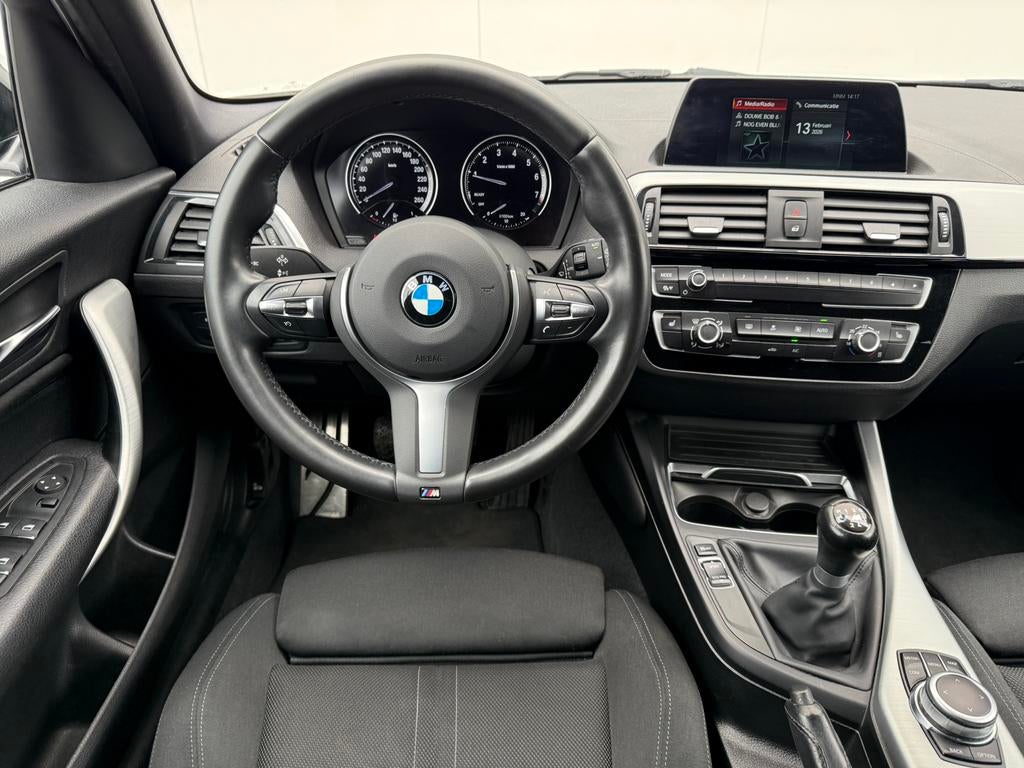 BMW 118i M pack 2019 - NAVI - LED, Auto's, BMW, 100 kW, 4 deurs, Wit, Bedrijf