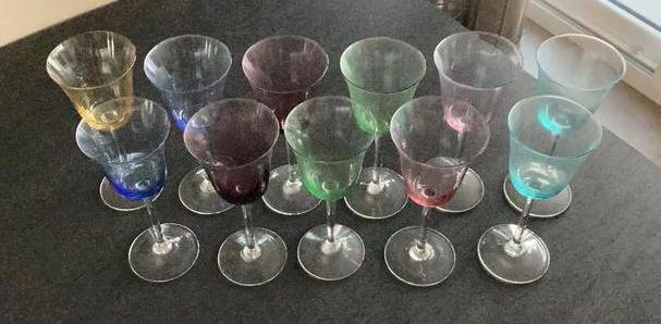 Gekleurde wijnglazen 11 stuks - verzchillende kleuren, Ophalen, Zo goed als nieuw
