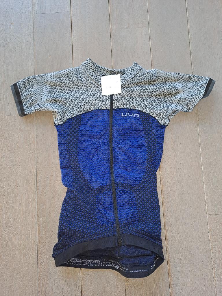 UYN Alpha Fietsshirt Medieval Blauw Sleet Grijs size S, Fietsen en Brommers, Fietsaccessoires | Fietskleding, Nieuw, Heren, Bovenkleding