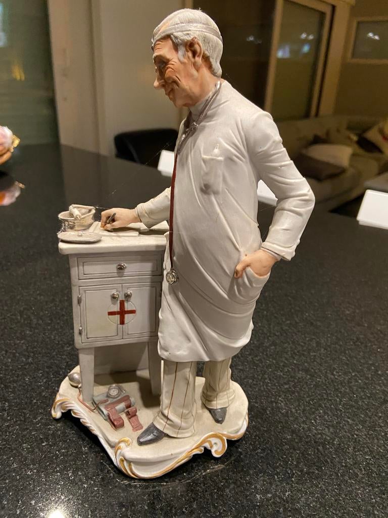 Figurine de docteur ancienne, Enlèvement