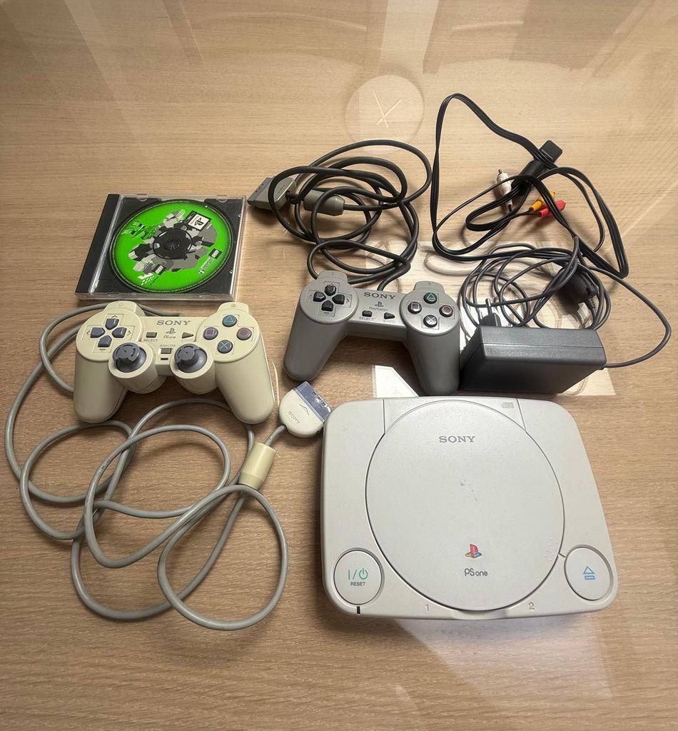 Playstation 1 - PS1 - PS One - 2 manettes - 2 jeux, Enlèvement, Utilisé, Avec 2 manettes, Avec jeux