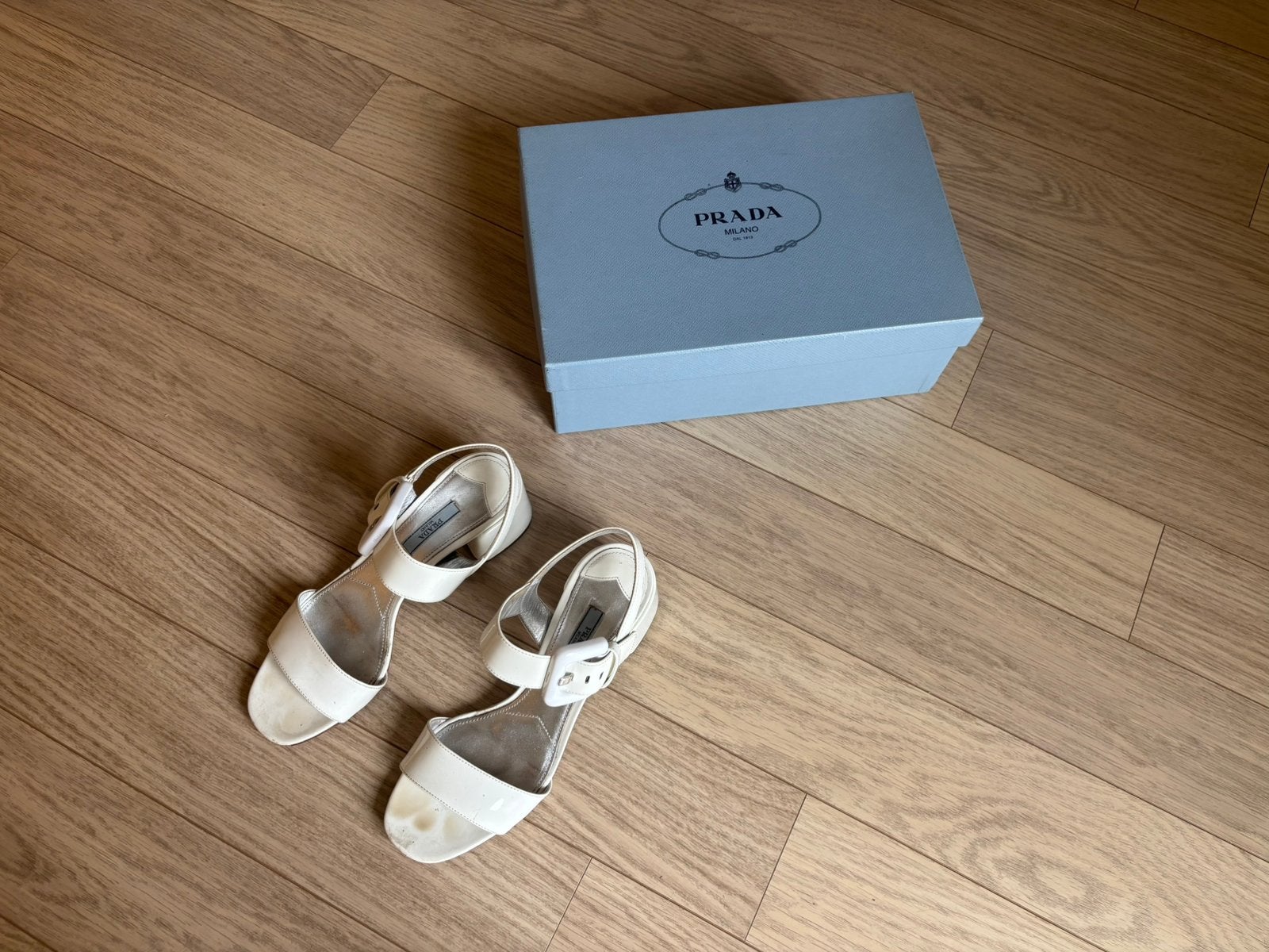 Witte laklederen sandalen Prada, Porté, Blanc, Sandales et Mûles, Envoi