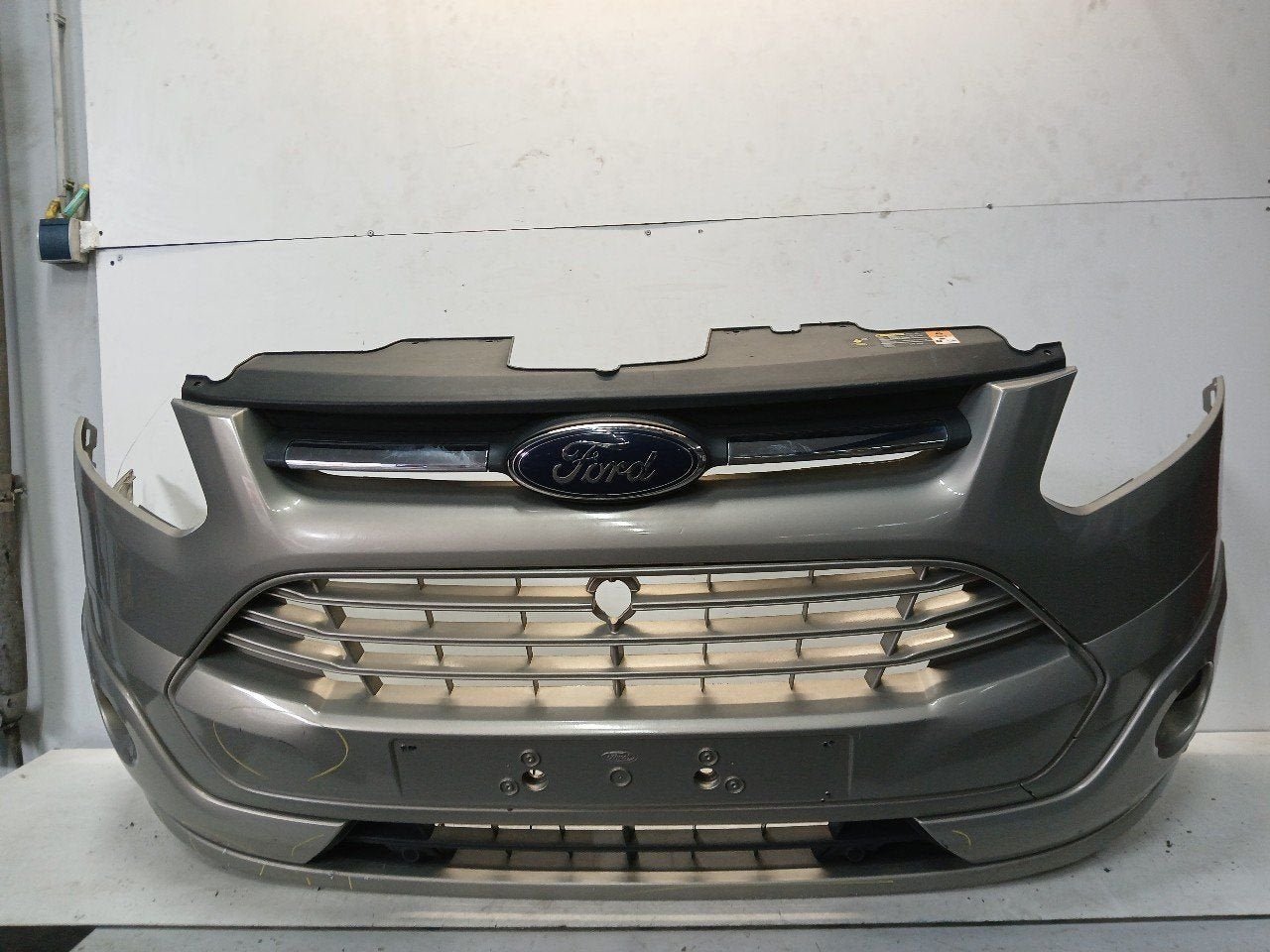 Bumper voor Ford Transit, Onderdelen@venauto.nl, Van der Ven Autorecycling B.V., Ettenseweg 76, 4706 PB Roosendaal, The Netherlands