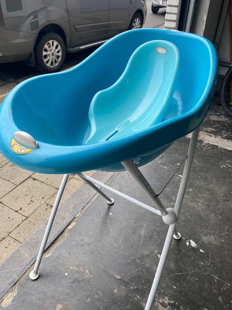 Baignoire pour bébé debout avec chaise pour bébé, Enfants & Bébés, Bains & Soins, Autres marques, Enlèvement, Utilisé, Standard