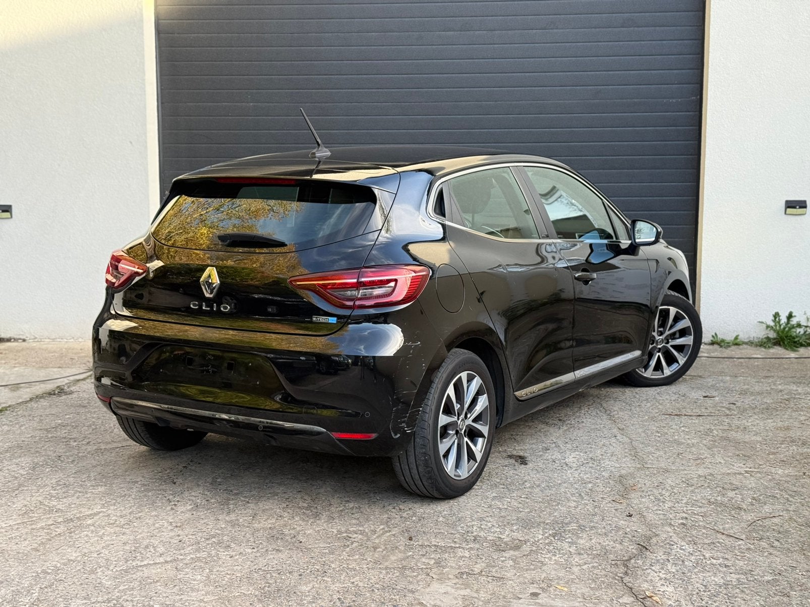 RENAULT CLIO 1.6 E-TECH HYBRIDE INTENS AUTOMAAT 140 PK, Auto's, Automaat, Zwart, Leder, Bedrijf