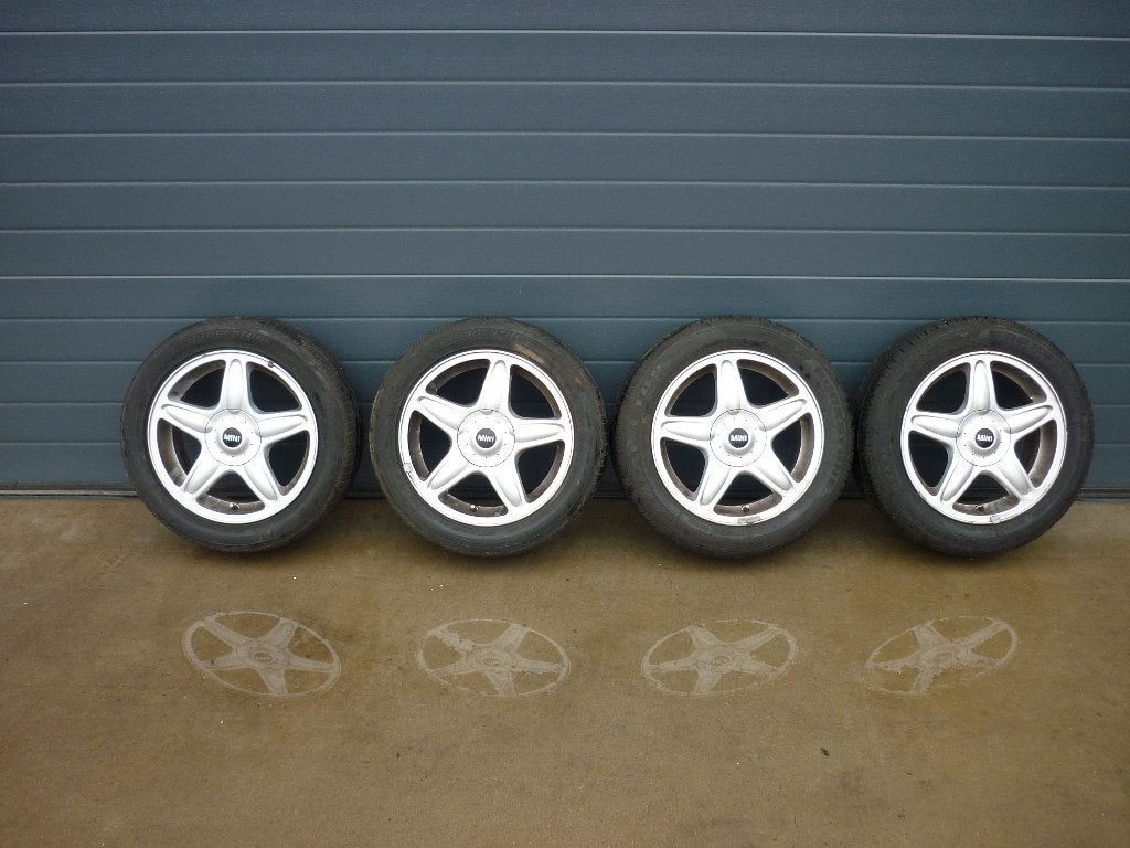 Originele velgen MINI met banden 195/55 r16, Auto-onderdelen, Banden en Velgen, Ophalen, Gebruikt, Velg(en), 16 inch