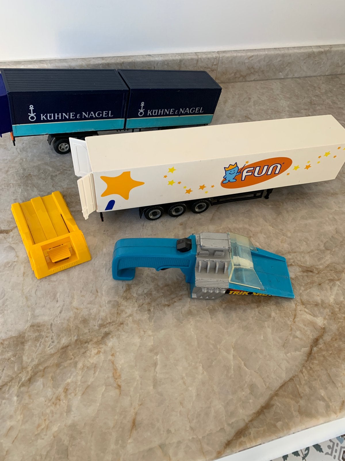 Twee miniatuur opleggers en een Trik Shots launcher, Kinderen en Baby's, Speelgoed | Buiten | Actiespeelgoed, Ophalen of Verzenden