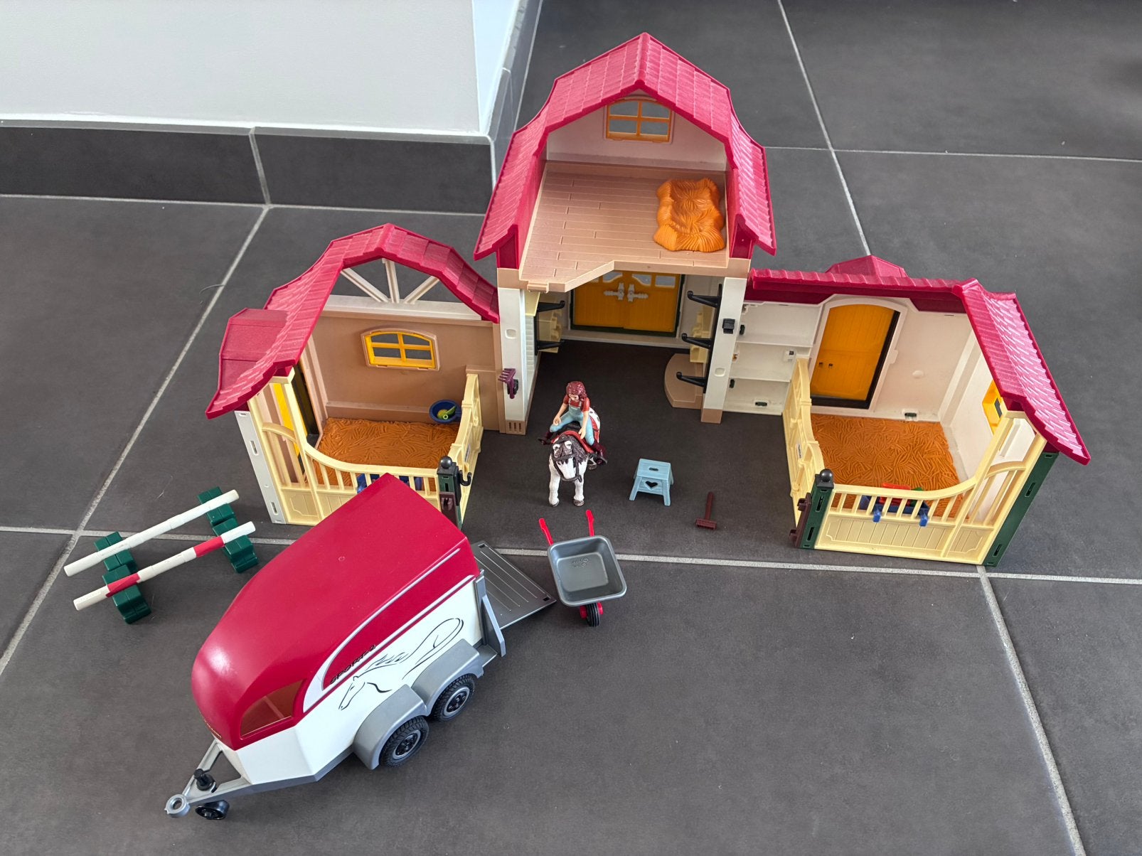 Playmobil Country Paardenstal + Trailer & Schleich paard, Kinderen en Baby's, Ophalen, Gebruikt, Gebouw, Losse onderdelen