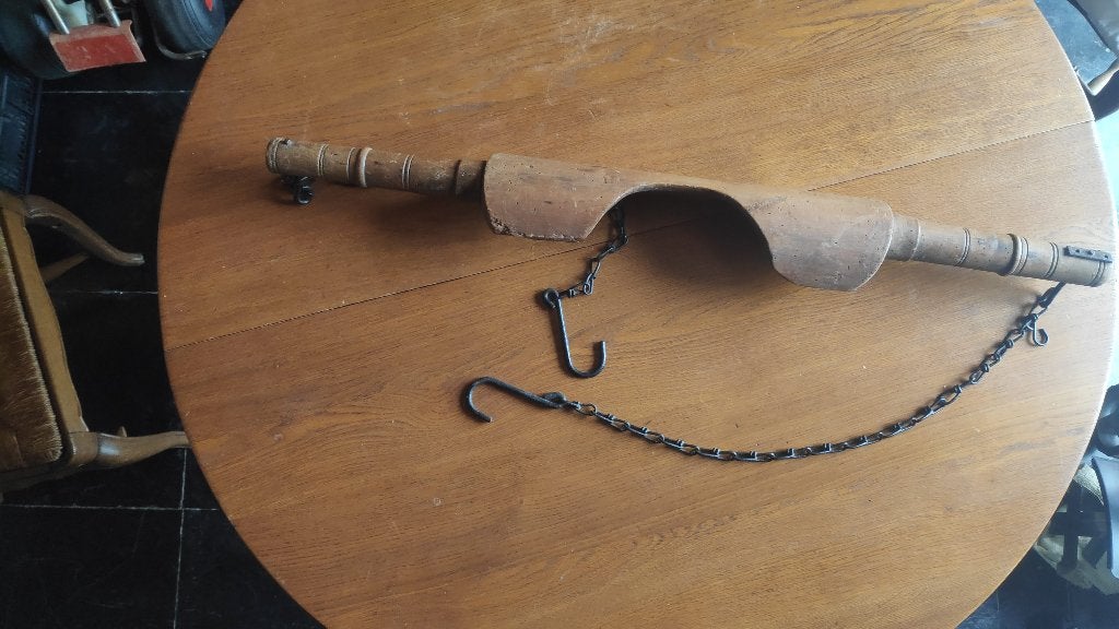 Ancien porte-eau avec joug, Enlèvement
