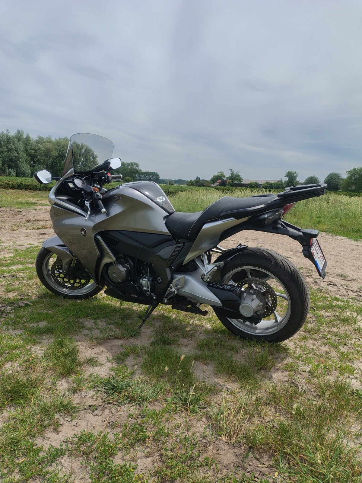 Honda VFR 1200F avec kit de bagages. Parfaitement bien !, Motos, Motos | Honda, Particulier, Sport, plus de 35 kW, 4 cylindres