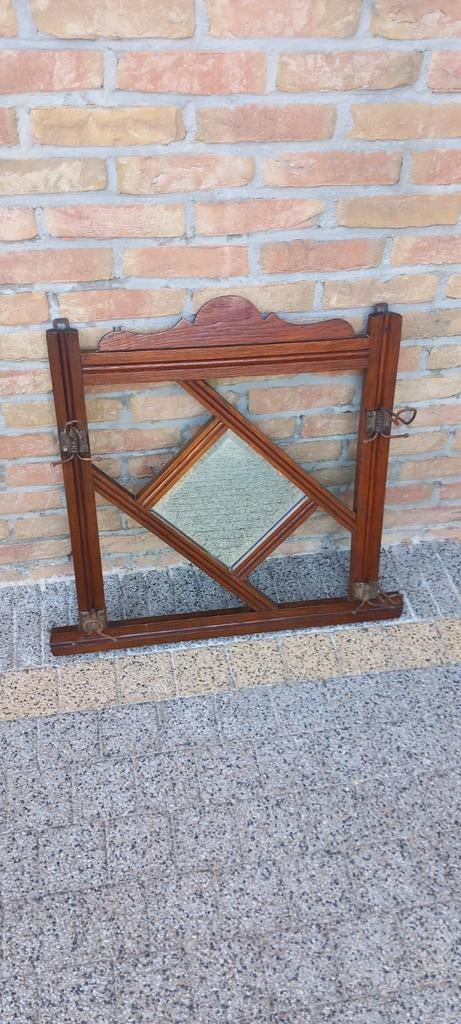 Porte-manteau avec miroir, Enlèvement