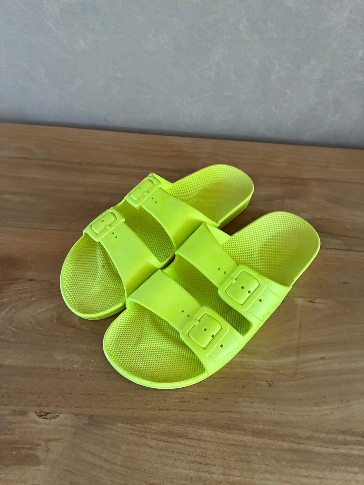 Chaussons New FREEDOM MOSES Slide, taille 39/40, Neuf, Sandales de bain, Jaune, Enlèvement ou Envoi