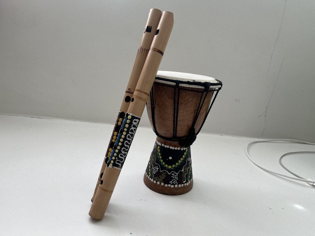 Afrikaanse muziekset uit Z-A – djembe + 2 bamboefluiten, Musique & Instruments, Musiques & Instruments Autre, Enlèvement ou Envoi