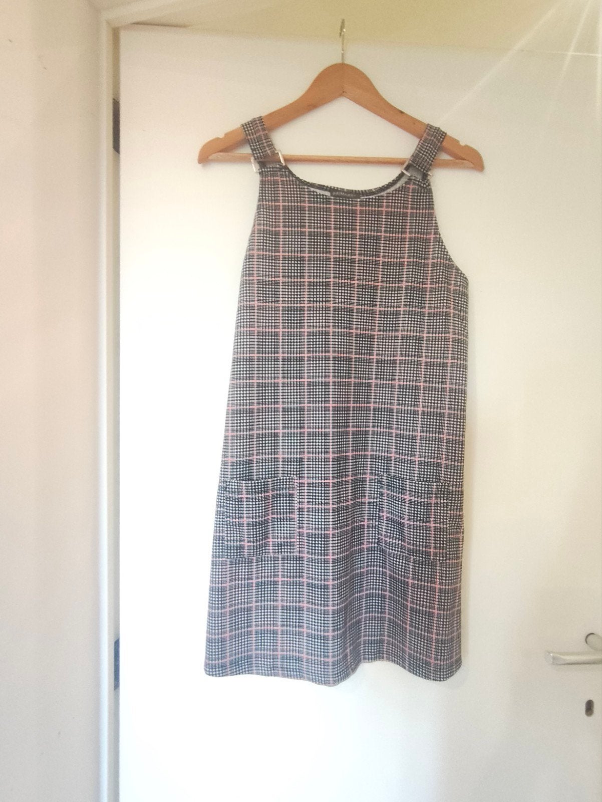Jolie robe toute simple en prince de Galles à bretelles., Robe ou Jupe, Enlèvement ou Envoi, Comme neuf, Primark