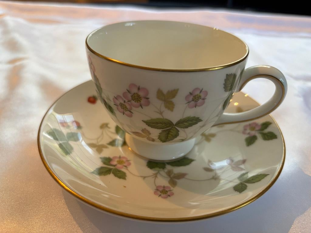 Wedgwood theekopje met bijpassende schotel in bloemenmotief, Huis en Inrichting, Ophalen of Verzenden, Zo goed als nieuw, Wedgwood