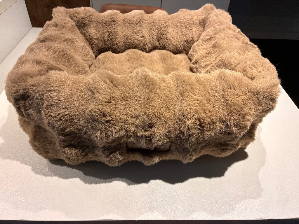 Scruffs - Alpine Box Bed - Hondenmand - Taupe - 60 x 50 cm, Dieren en Toebehoren, Hondenmanden, Nieuw, Pluche, Ophalen