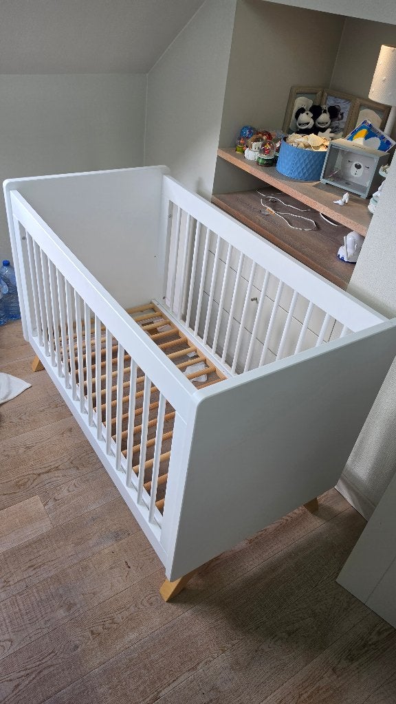 Babybed Bopita, Kinderen en Baby's, Kinderkamer | Bedden, Ophalen, Gebruikt, Minder dan 140 cm, Minder dan 70 cm