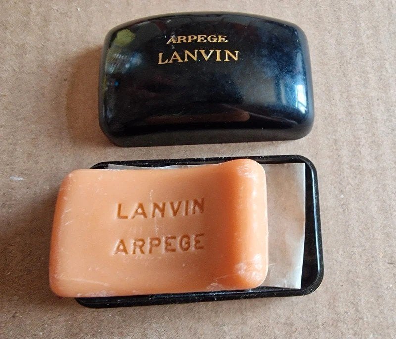 Ancien mini savon Arpège de Lanvin Année 70 35gr avec boite, Collections, Envoi, Comme neuf, Accessoires