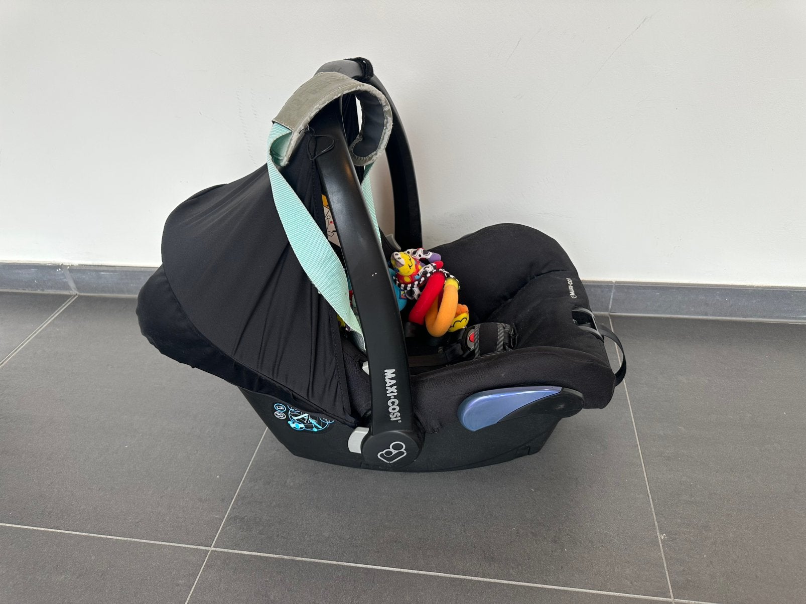 Maxicosi met zonnekap, speelspiraal en draagriem Cocobelt, Kinderen en Baby's, Autostoeltjes, Ophalen, Zo goed als nieuw