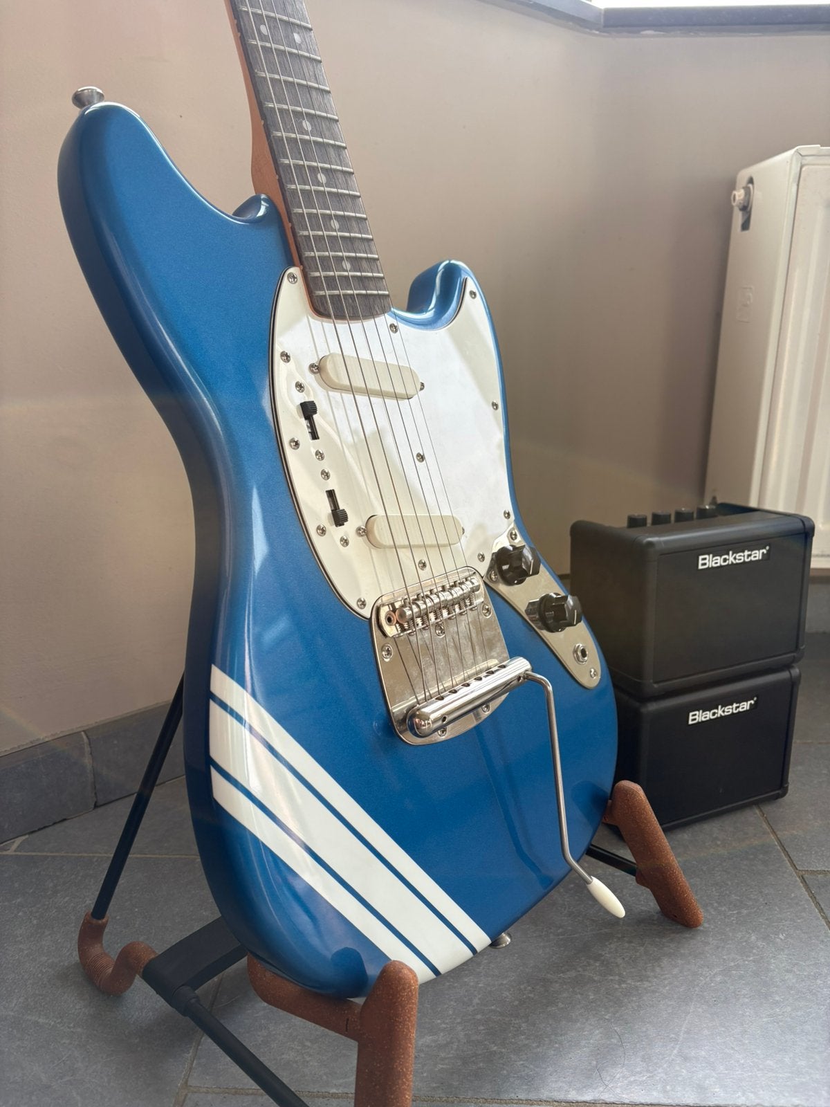 Squier Mustang Classic stripes, Muziek en Instrumenten, Ophalen, Zo goed als nieuw