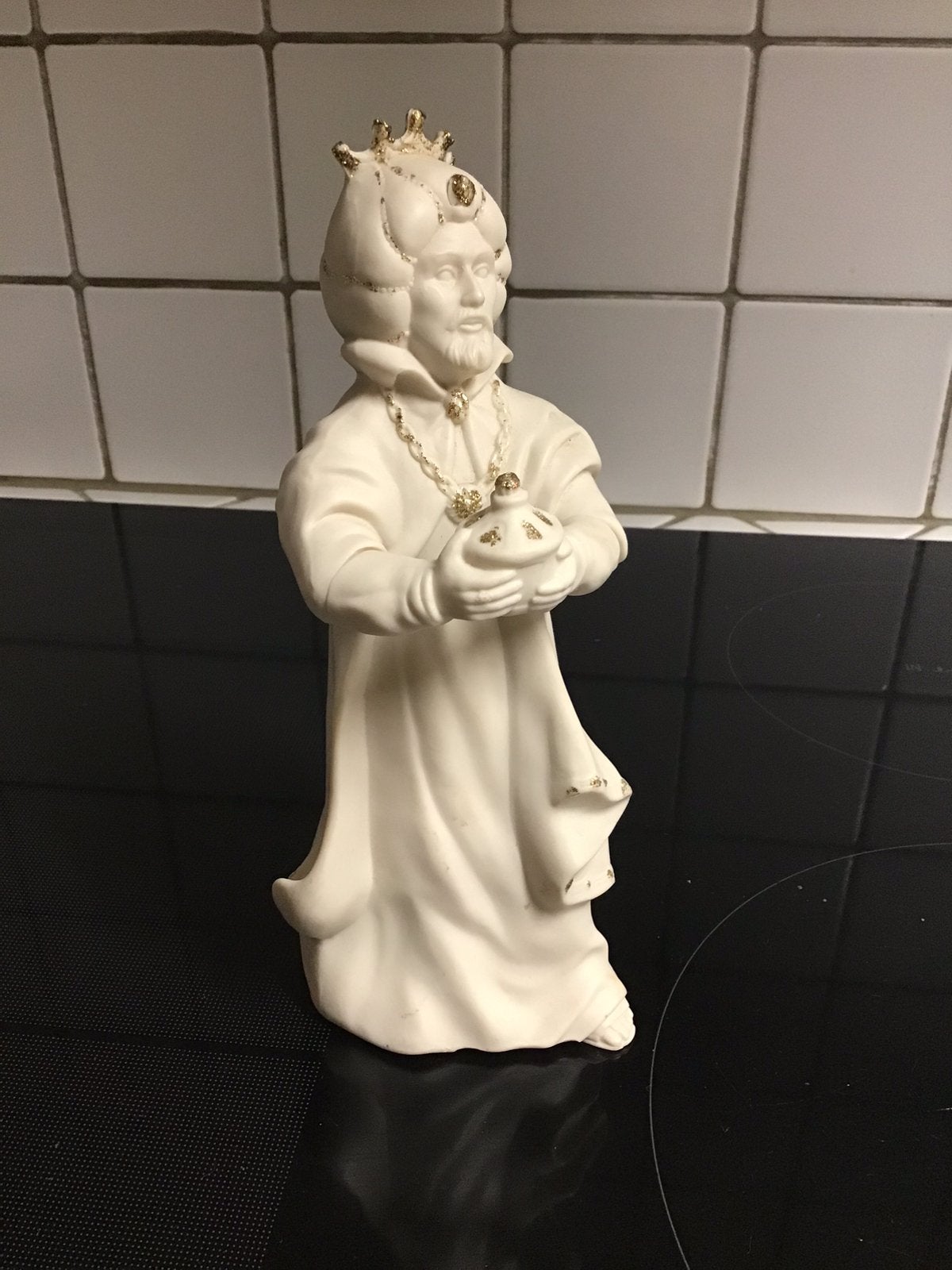 Kerstbeeld van koning uit het oosten in porselein keramiek, Antiek en Kunst, Antiek | Porselein, Ophalen of Verzenden
