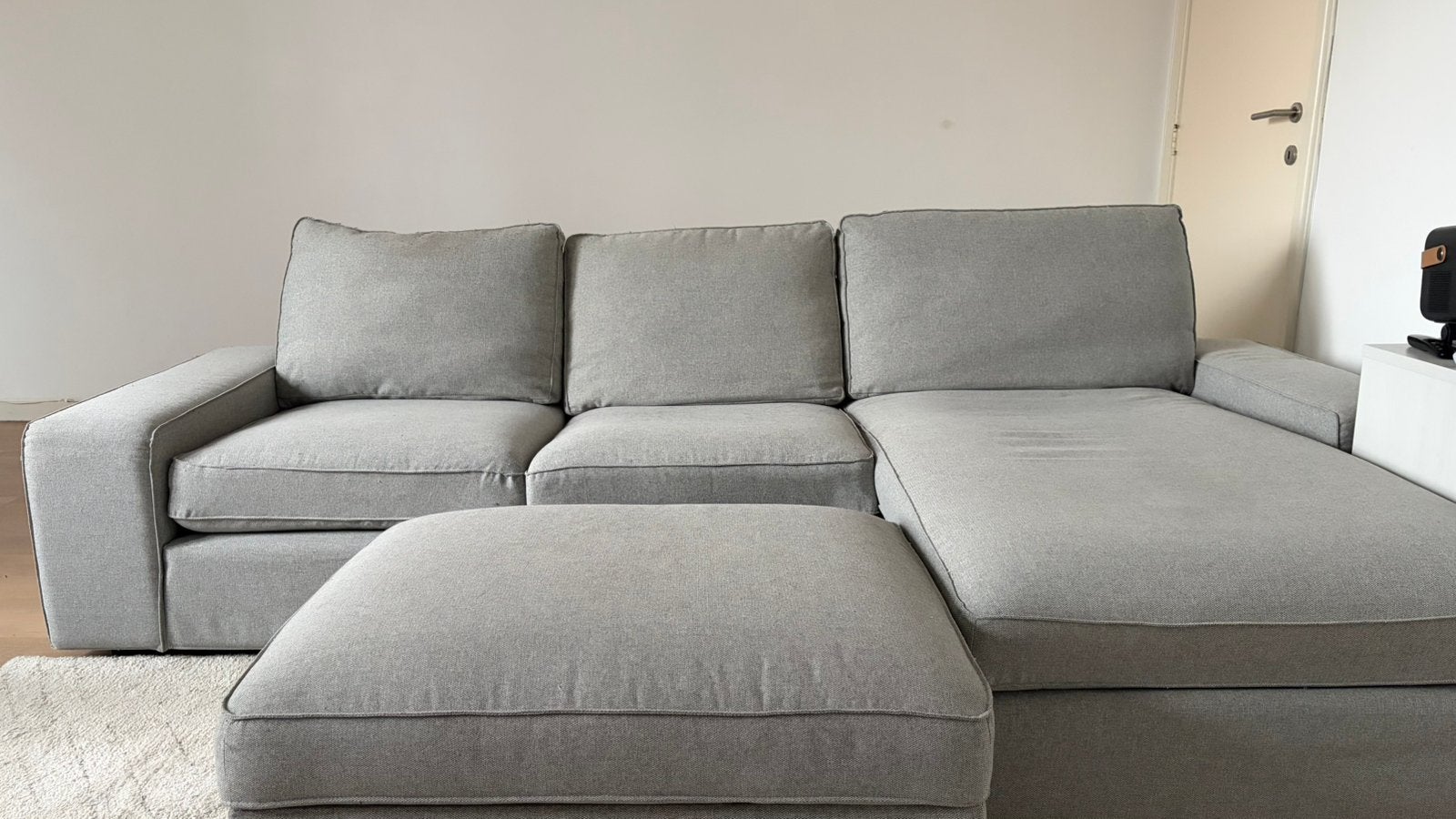 IKEA KIVIK zetel met chaise longue + poef – €200, Huis en Inrichting, Ophalen, Gebruikt, Licht grijze, 150 tot 200 cm