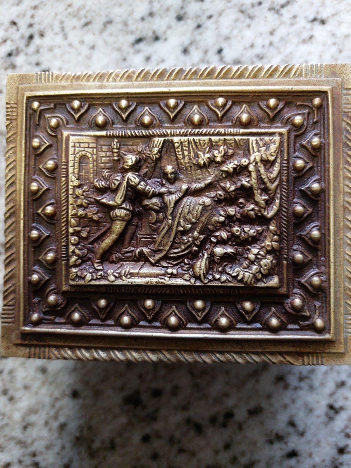 Boîte à bijoux en bronze, Enlèvement