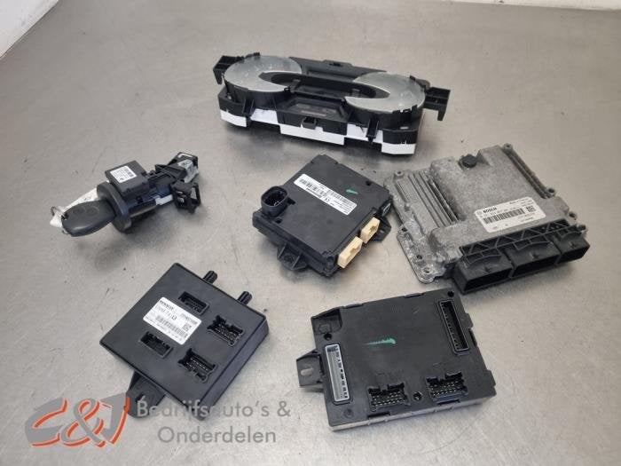 Serrure de contact + ordinateur d'un Renault Trafic, Renault, -, 3 mois de garantie, Utilisé