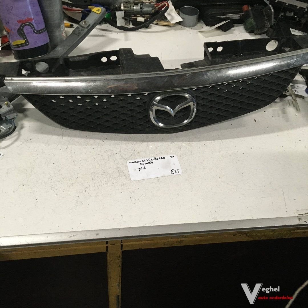 Mazda 323F 5drs 1.6 B 2002 Wagennr 2400169  Grille, -, Utilisé, -, -