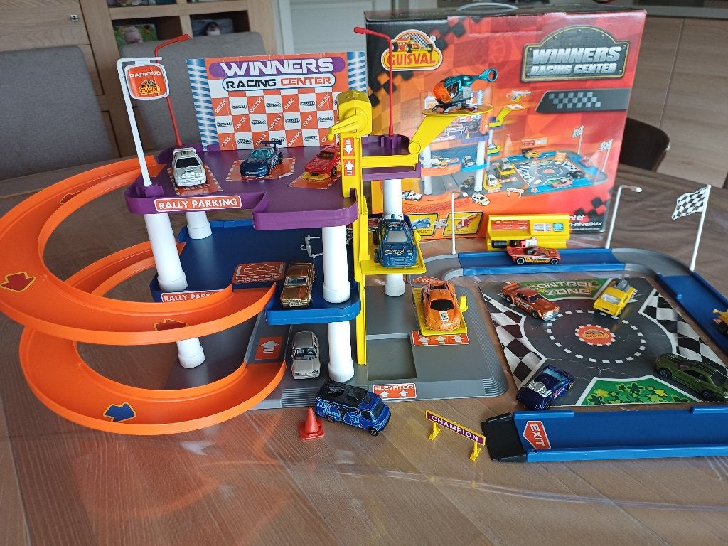 Guisval garage racing center met hotwheels auto's, Ophalen, Gebruikt