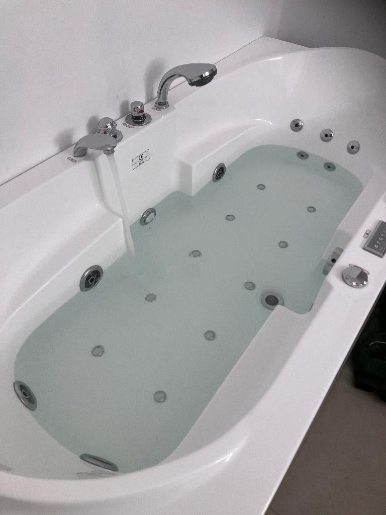 Ligbad massage te koop, Doe-het-zelf en Bouw, Sanitair, Ophalen, Zo goed als nieuw, Bad