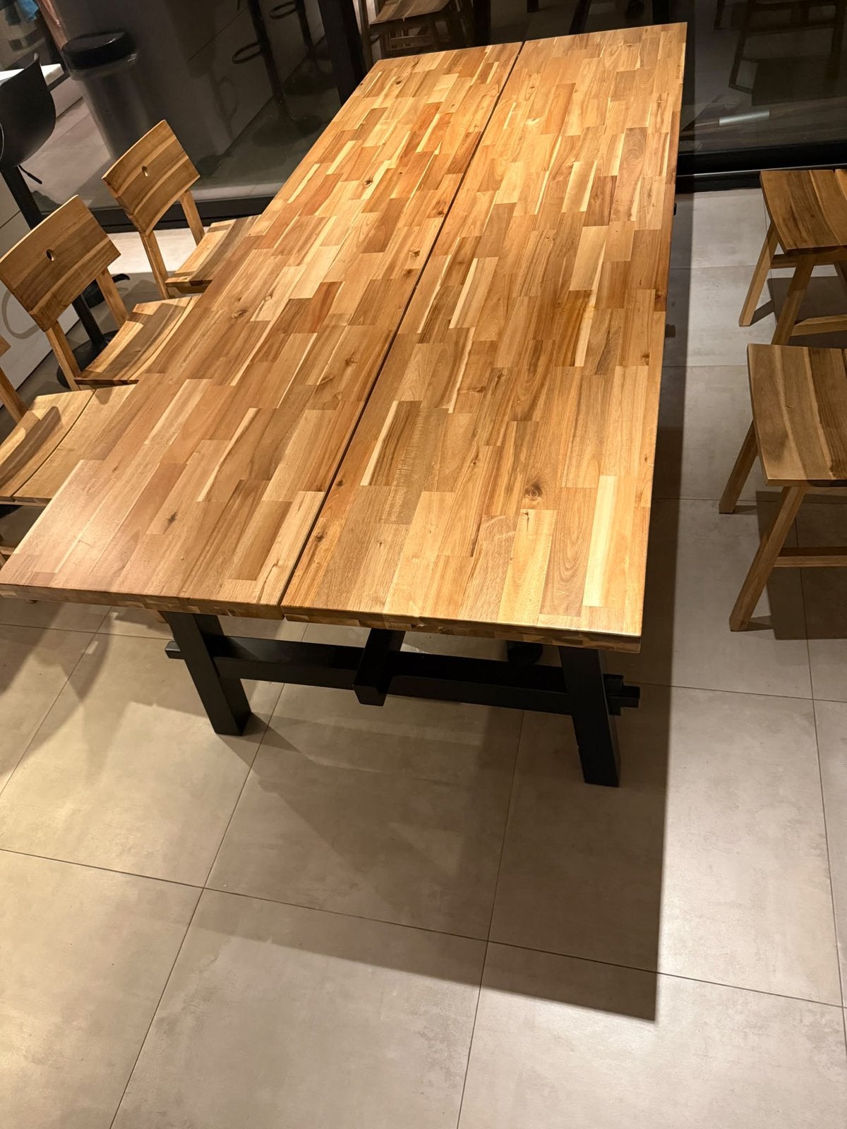 Houten tafel + kleine houten tafel + Romeinse sportstoelen, Huis en Inrichting, Ophalen, Zo goed als nieuw