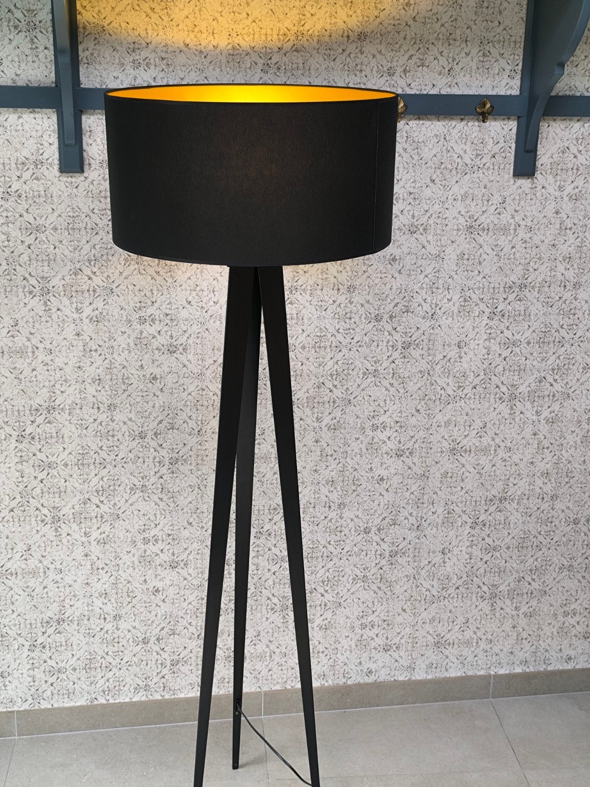 Tripod vloerlamp met metalen frame (Goede staat!), Huis en Inrichting, Lampen | Vloerlampen, Ophalen, Metaal, E27 (groot), Zo goed als nieuw