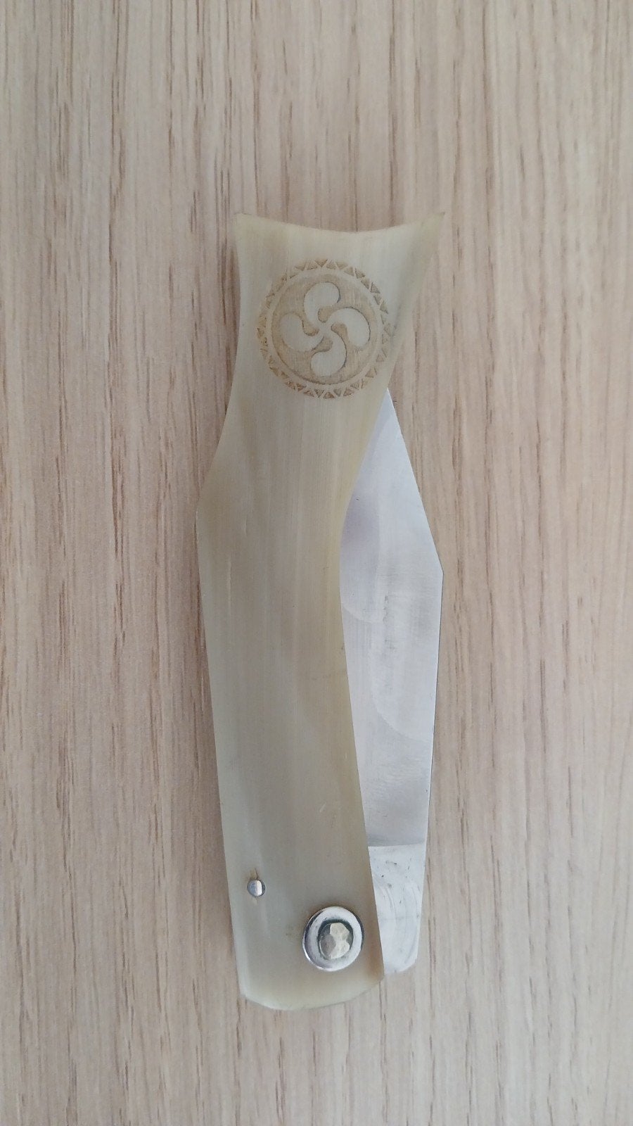 Couteau basque corne blonde, Enlèvement
