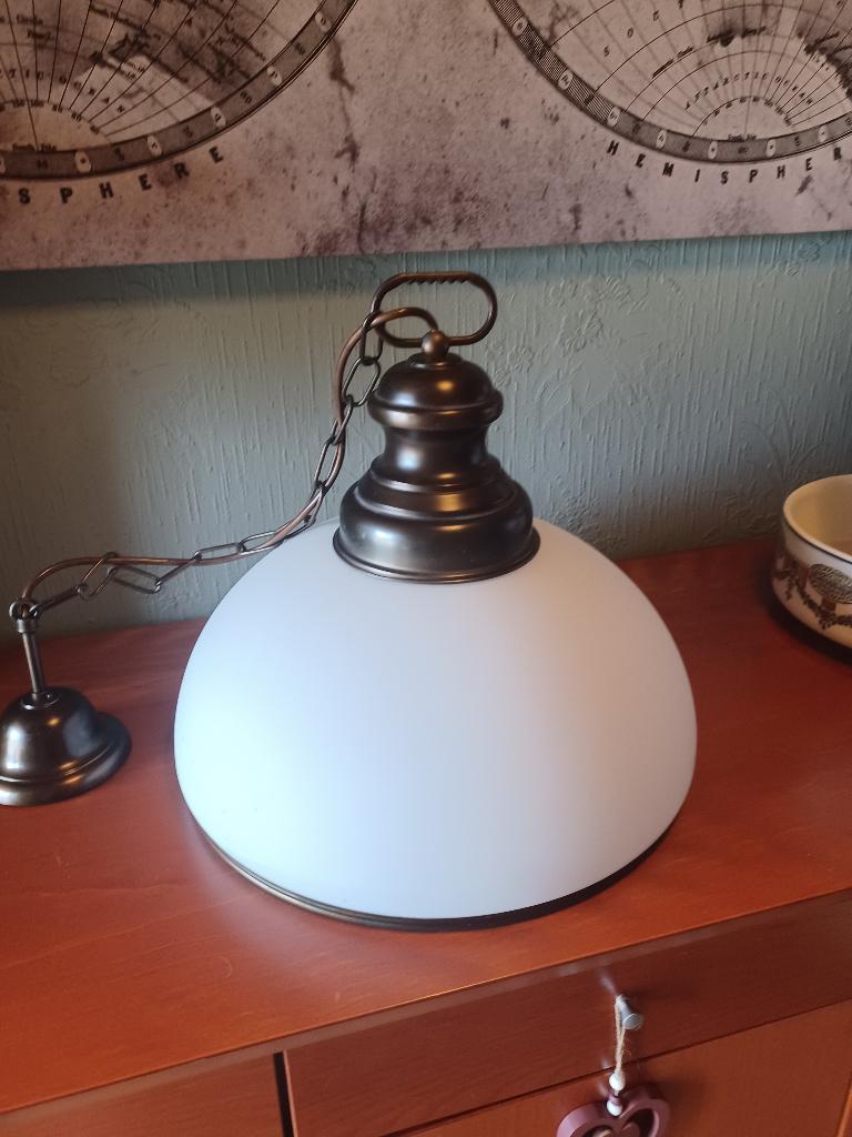 Lampe à chaîne en cuivre antique avec boule en verre opale, Enlèvement ou Envoi