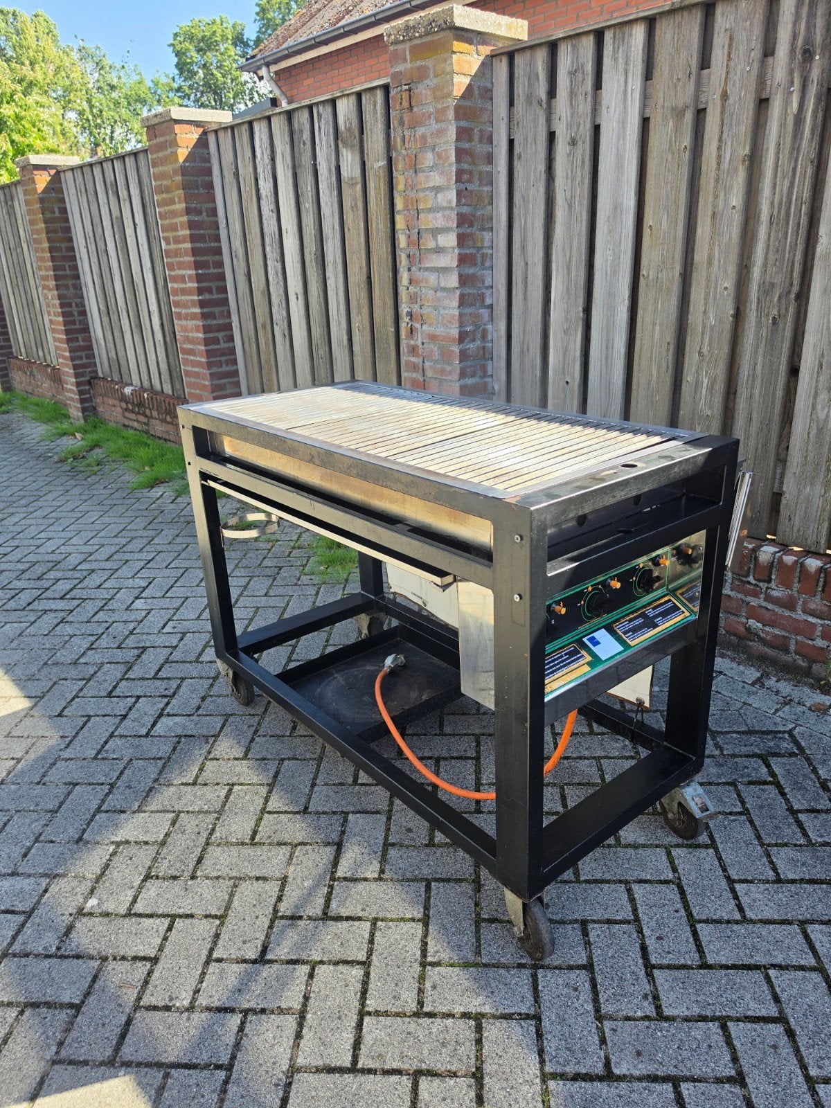 grote gasbbq met lavastenen, Ophalen, Gebruikt, Ivas hendi