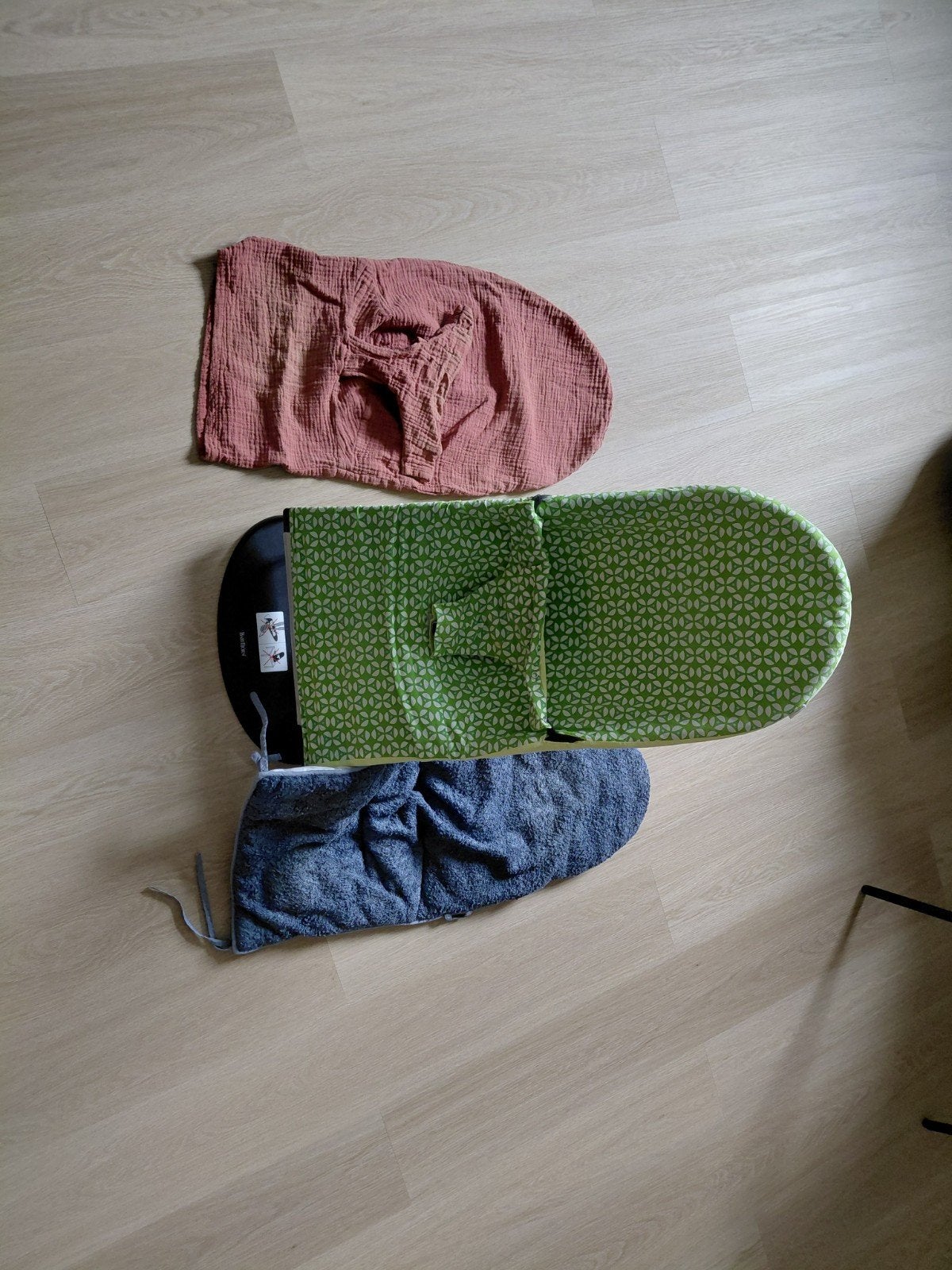 BabyBjörn wipper (frame) met 3 extra hoezen (2 zomer- en 1 w, Kinderen en Baby's, Ophalen