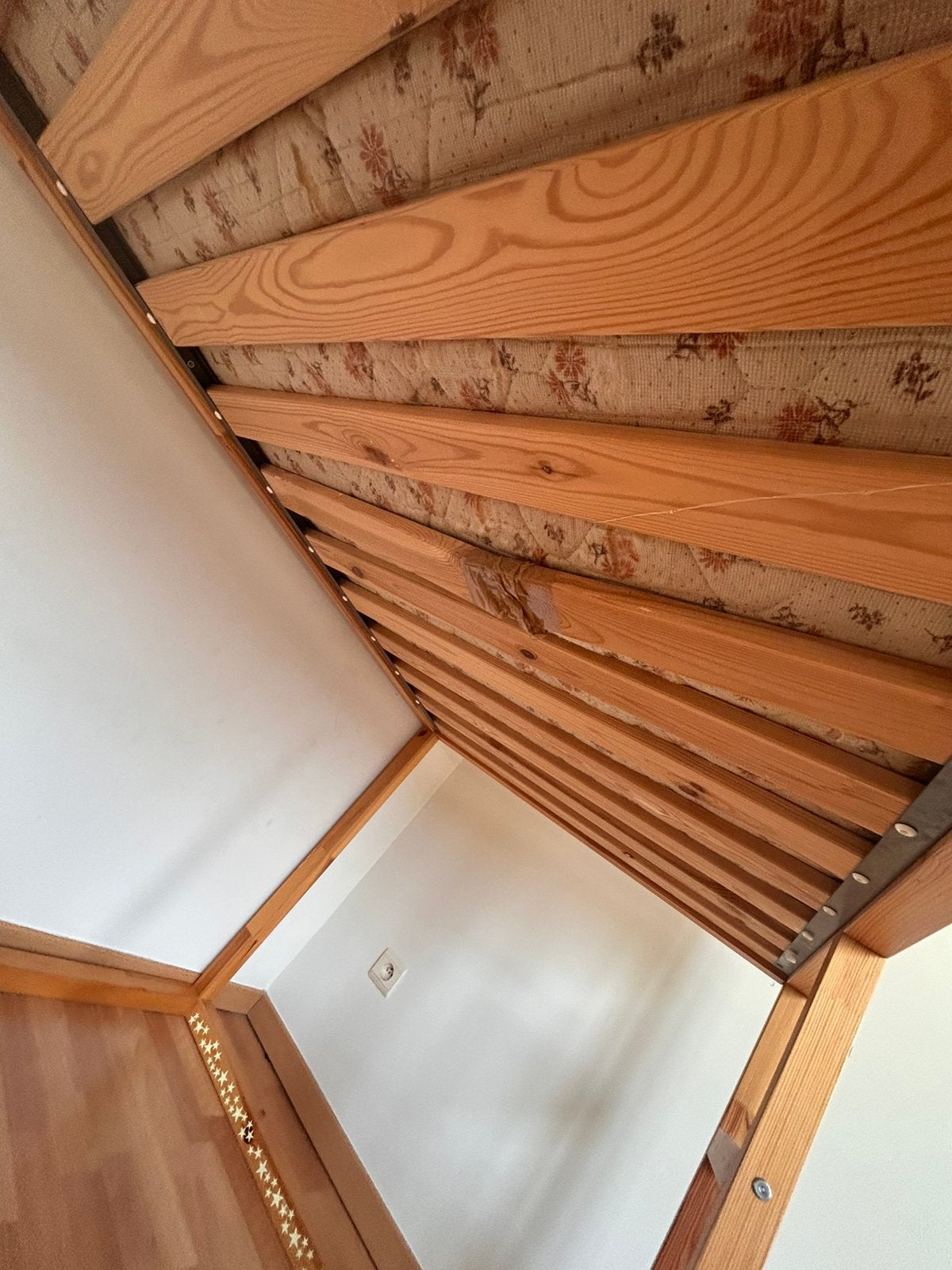 URGENT A DONNER 24h lit enfant (sommier abime), Enlèvement, 85 à 100 cm, Lit mezzanine ou Lit superposé, 180 cm ou plus