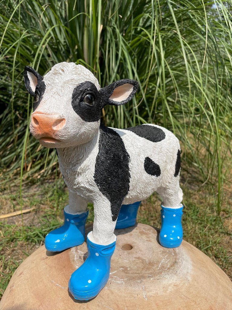 Kalf koe Blauw regenlaarsjes tuin boerderij 30cm, Tuin en Terras, Ophalen of Verzenden, Nieuw, Kunststof, Dierenbeeld