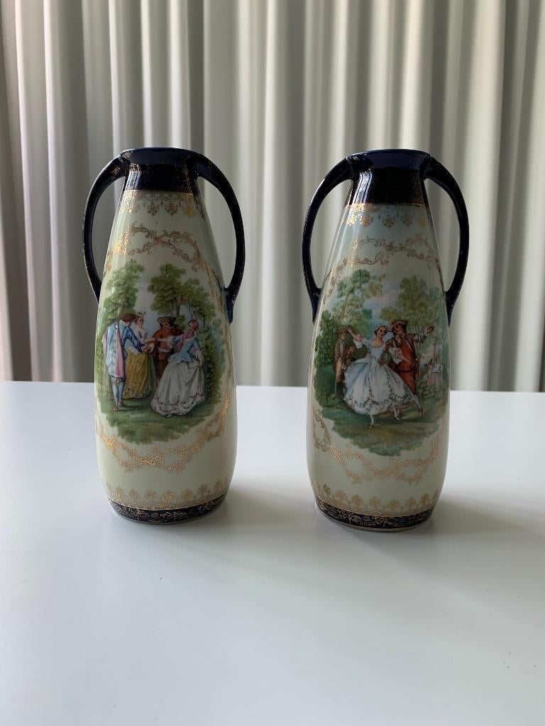 Set van 2 elegante porseleinen rococo vaasjes – 20 cm hoog, Antiek en Kunst, Ophalen