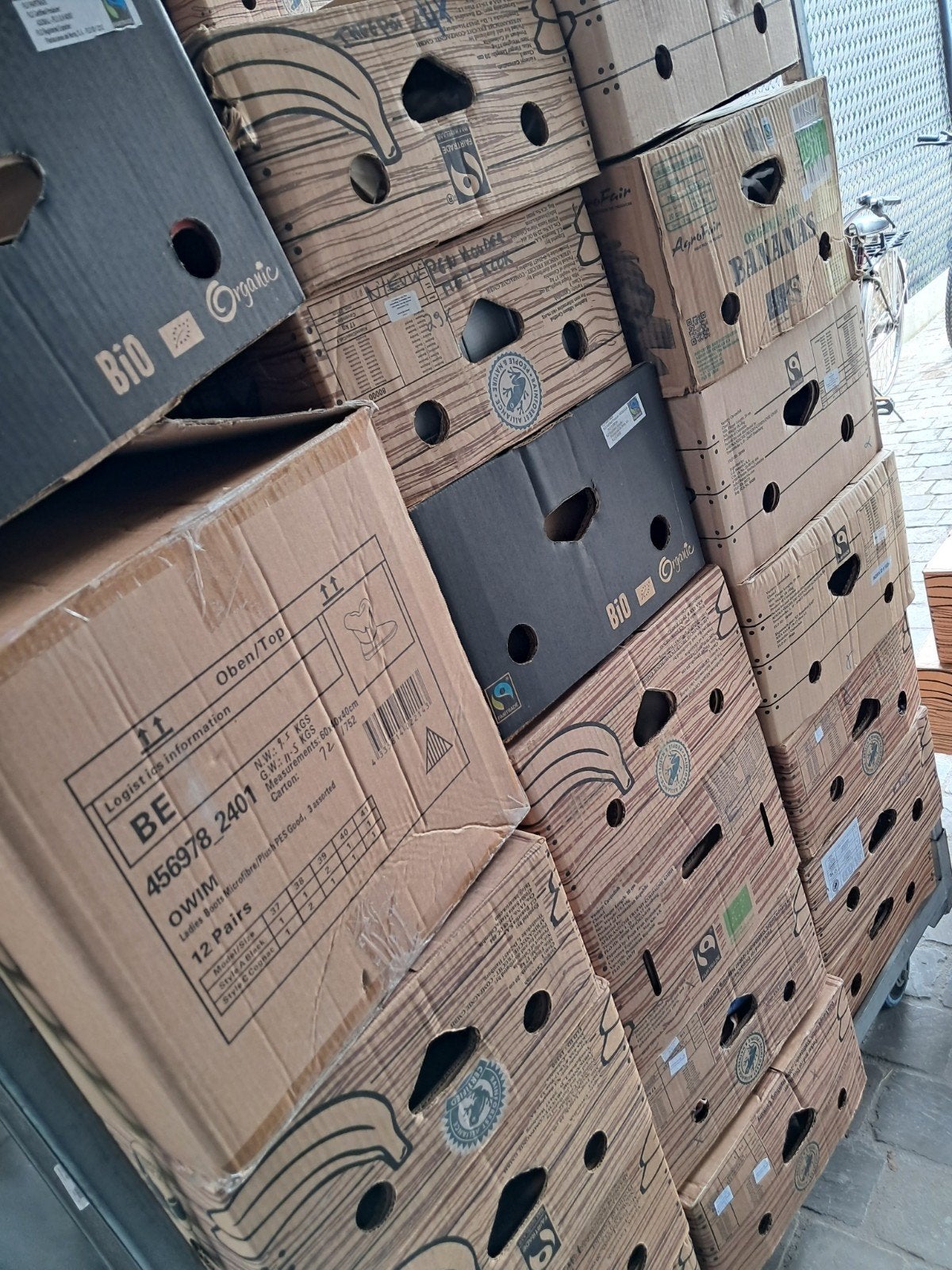 lot de 20 boîtes d'articles de brocante neufs et d'occasion, Enlèvement